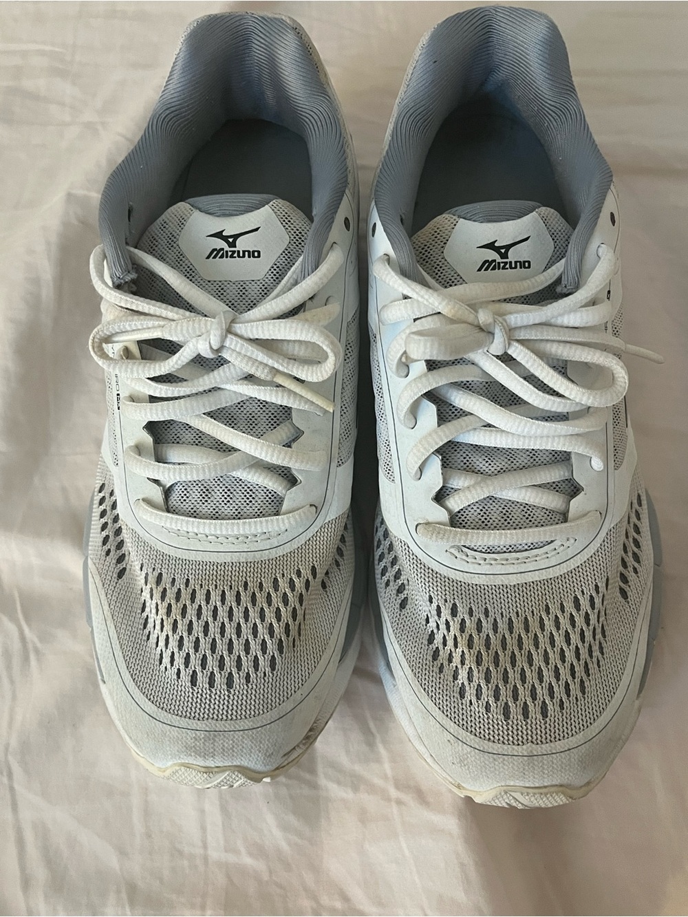 Mizuno Synchro Running Shoes | Women’s Size 7 | White/Gray Athletic Sneakers